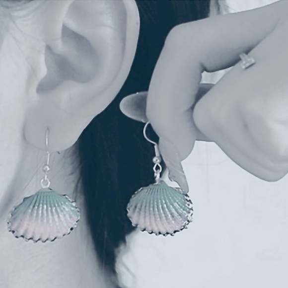 “Ombre Scallop Shell” Pink Blue Bivalve Clam Oyster Gold-Dipped Mermaid Earrings - Picture 3 of 16